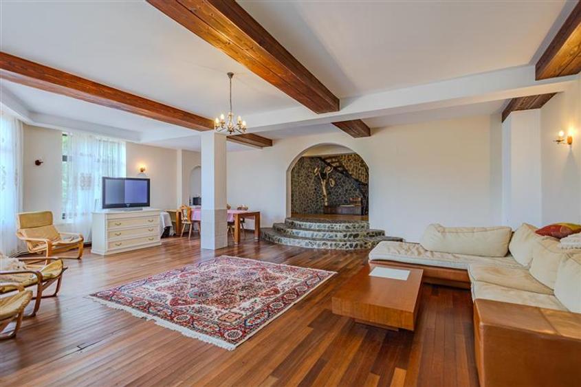 Vila 7 camere,250 mp,semineu,terase,800 mp teren,rezidential/ turistic,Predelut,