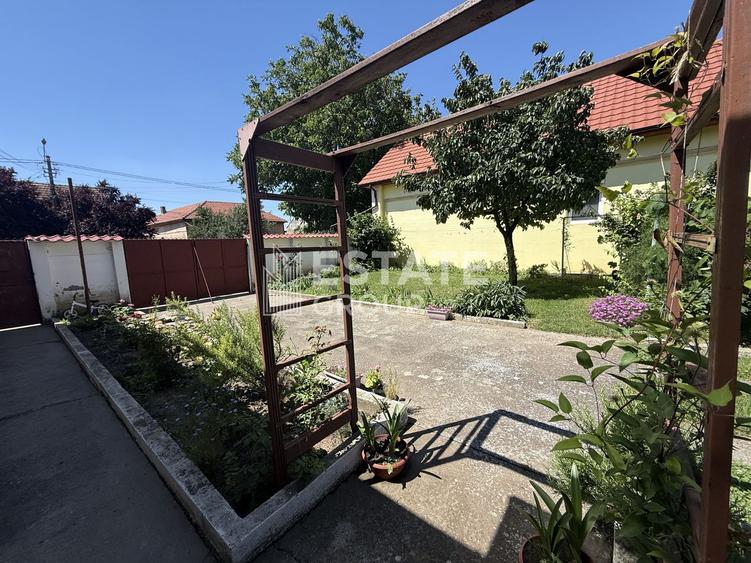 Casa Sandrei , teren 1414 mp, strada asfaltata