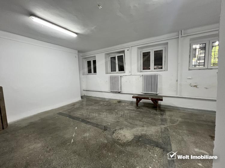 Spatiu comercial cu geamuri la str. Horea, partial demisol