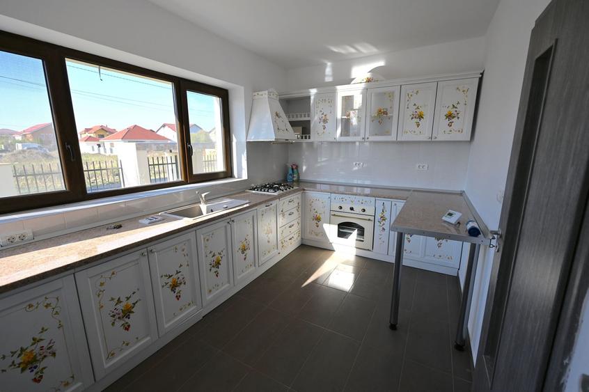 Casă / Vilă cu 4 camere de închiriat în zona Aradului