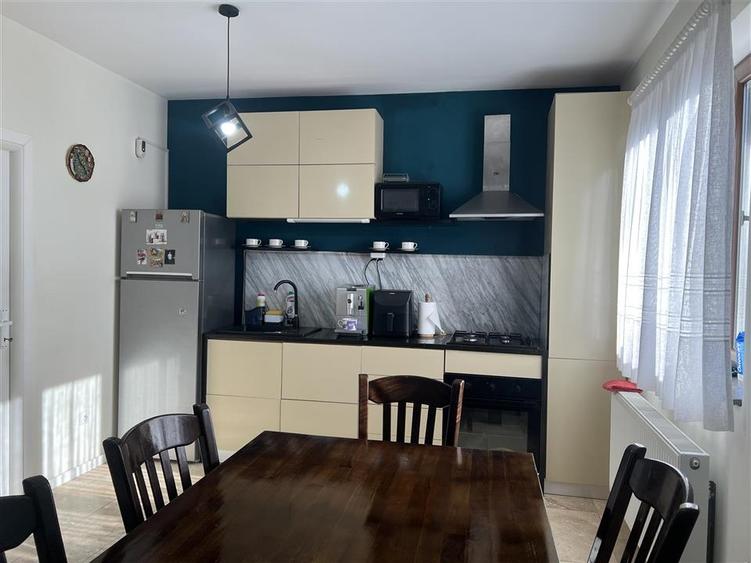 Casa si garaj cu 4 camere
