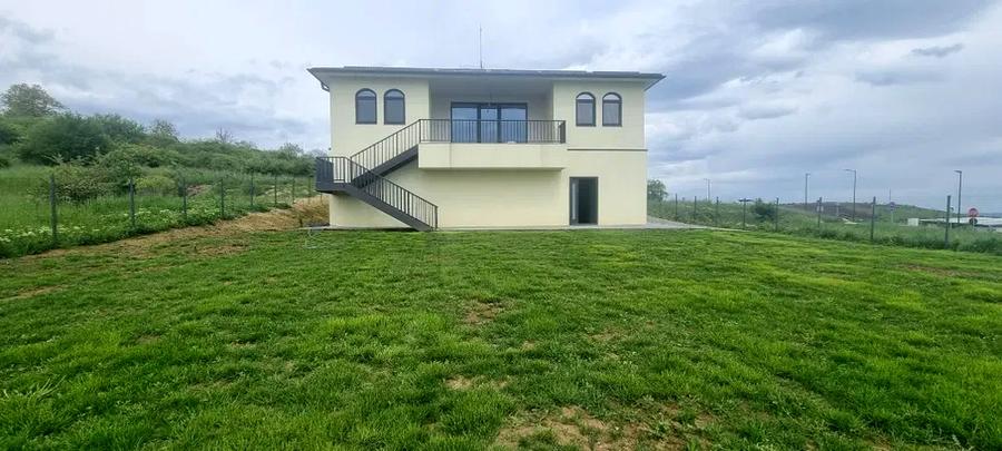 Casa nemobilata cu 4 camere, 300mp, zona Iris