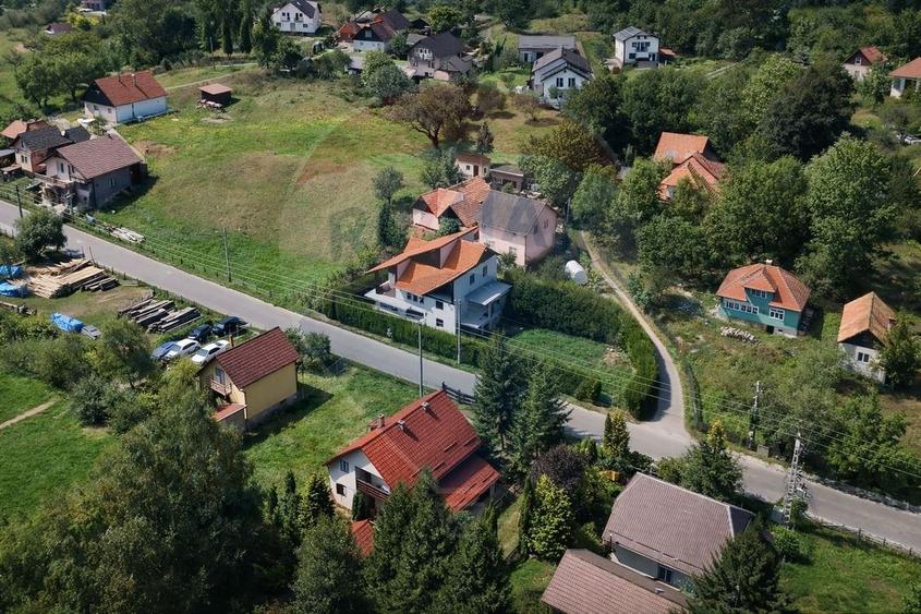 Casă / Vilă cu 8 camere / 7 bai de vânzare, Moieciu de Jos