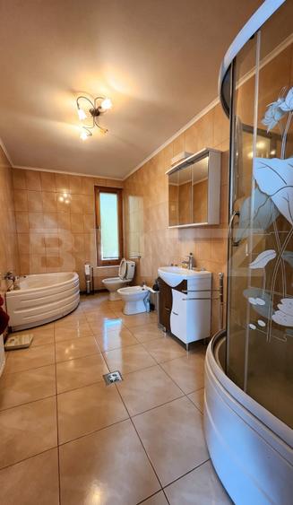 Apartament cu 3 camere, 80 mp, teren 3.000 mp, zona Reghin