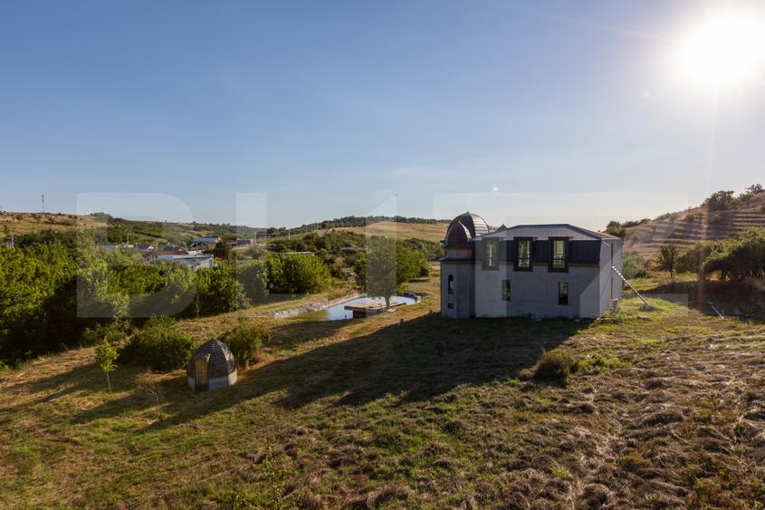 Pensiune 11 camere, cramă, terasă închisă, teren 15.073mp, zona Leamna