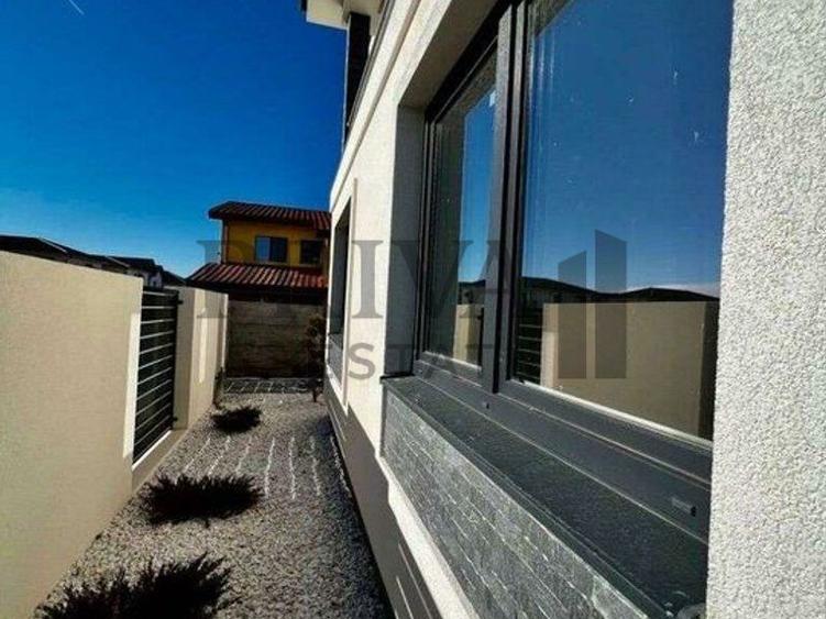 1/2 Duplex 124 mp utili + 330 curte. Dormitor parter,Bucatarie închisă