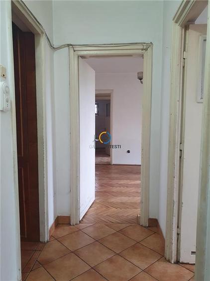 Vanzare apartament 3 camere Calea Bucuresti, etaj intermediar