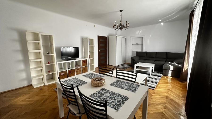 Apartament in casa cu 2 camere ,beci si curte pe Strada Titulescu ,zona Afi