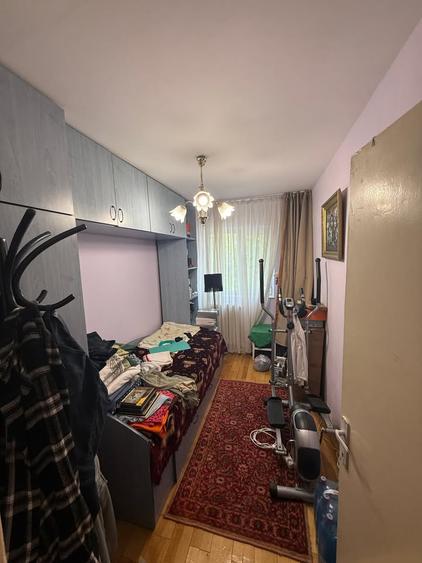 3 camere Decomandat- etaj 1/4 -- Canta-60m, geam la baie !