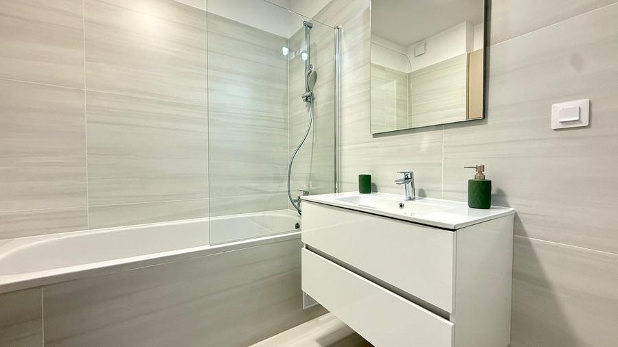 Apartament 3 camere cu o vedere la lac +1 parcare subteran-Lebada Lake Residence
