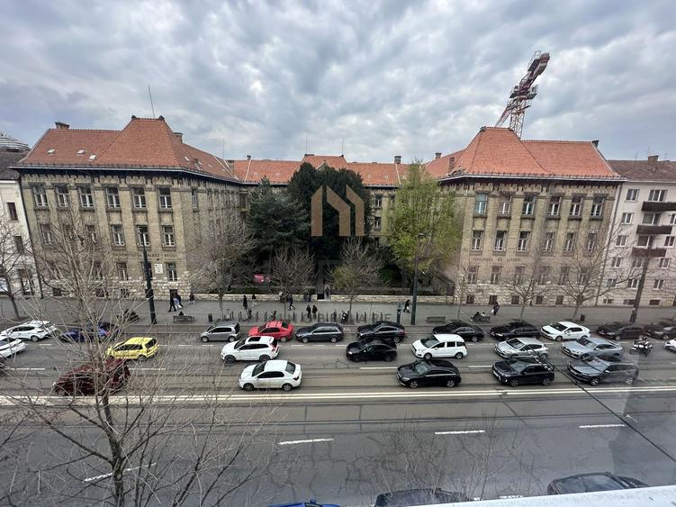 Oportunitate! 3 camere cu view spre Facultatea de Litere! 2800/mp !