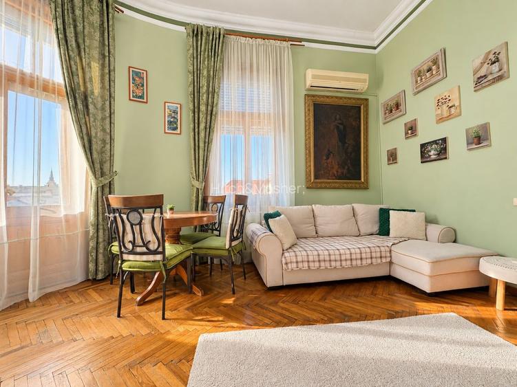 Apartament în Piața Libertății | Clădire istorică, balcon cu vedere spre piață - 3
