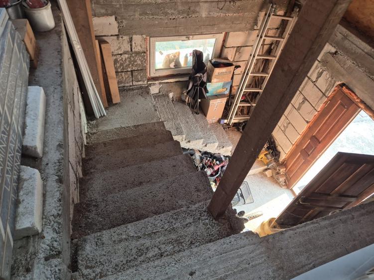 Casa in centrul comunei Tunari, la rosu