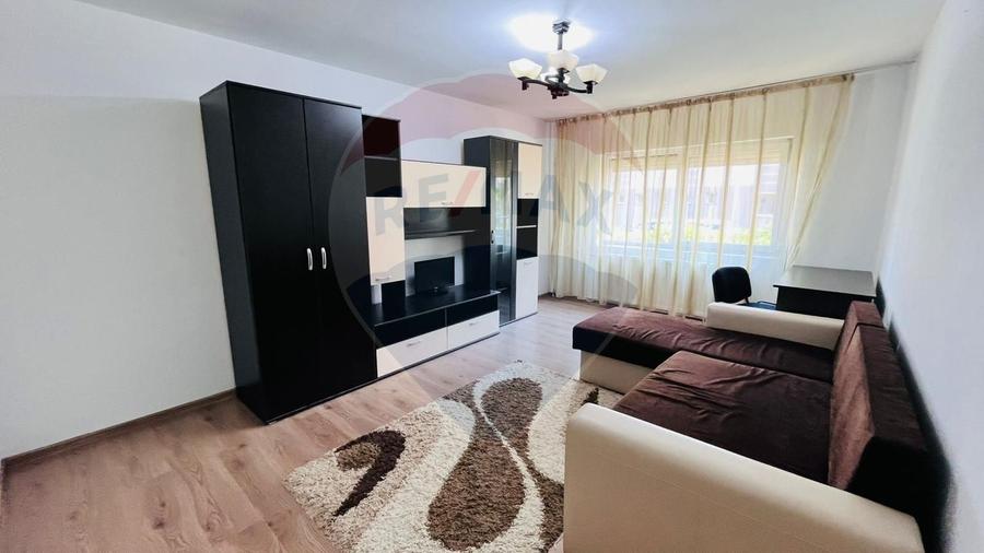 Apartament cu 3 camere de închiriat în zona Decebal