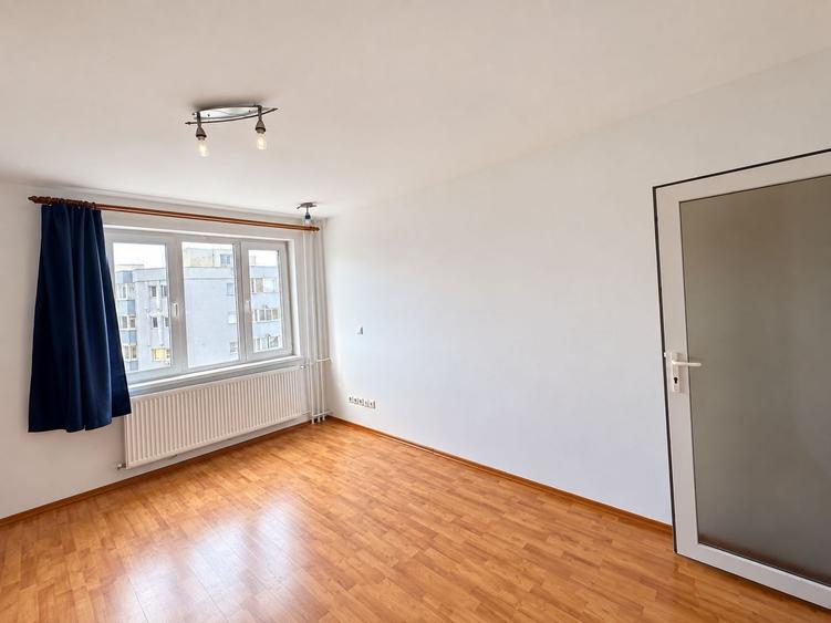 Aradului-Iulius Town | 2 Camere | Etaj Intermediar | Decomandat.