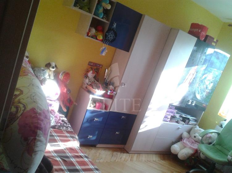 Apartament 3 camere în zona STRAZII BUCURESTI
