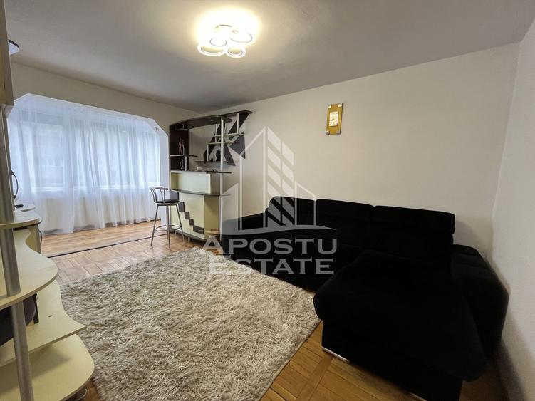Apartament cu 3 camere, decomandat, etajul 1, zona Sagului