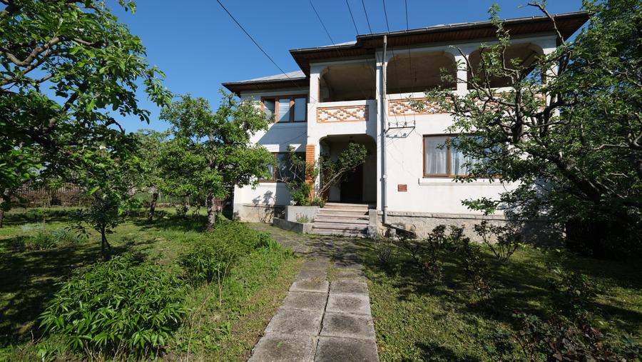Vanzare casa mare cu etaj si 6200 mp teren intravilan Fieni, judetul Dambovita
