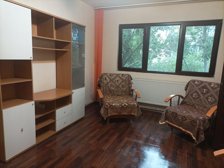 Apartament cu 2 camere, etajul 3/4, zona Alexandru Cel Bun