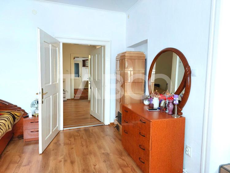 Casa si curte pretabila pentru 2 familii 980 mp teren liber Cisnadie