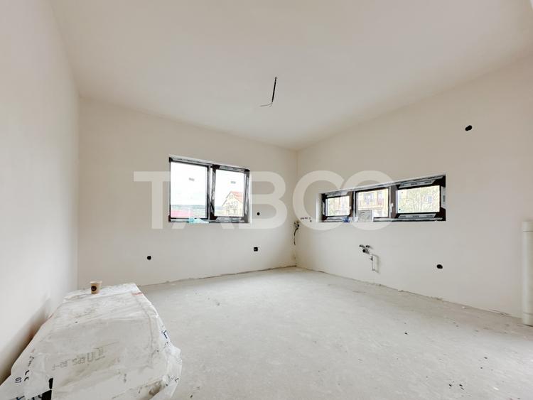 Casa de vanzare tip duplex cu 4 camere si curte generoasa in Floresti