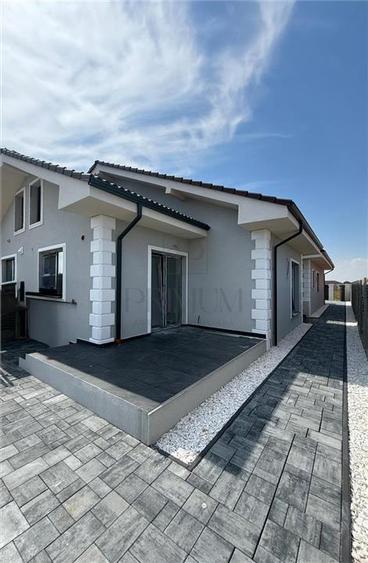 Living generos și spațiu din belșug într-un duplex deosebit