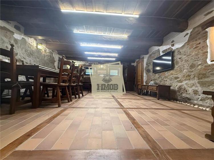 Casa ultracentrala complet renovata 6 camere 3 bai Cisnadioara
