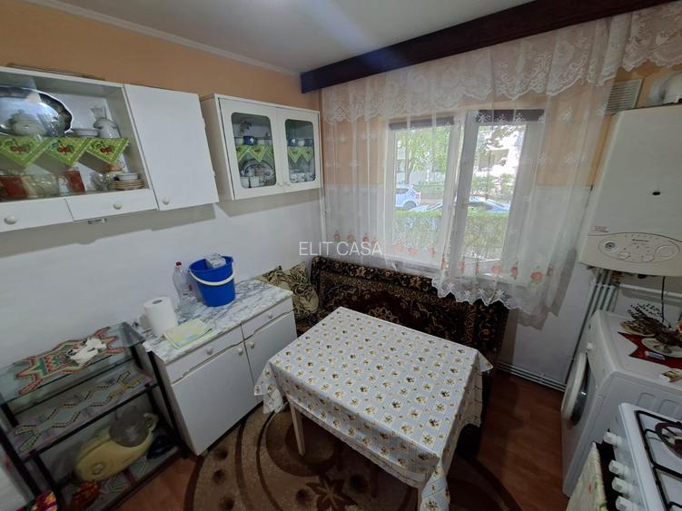 Apartament cu 2 camere decomandat, zona Nicolina - 3