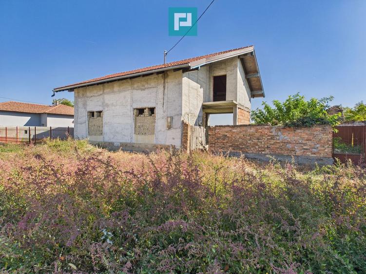 Casă la roșu cu 4 camere de vânzare