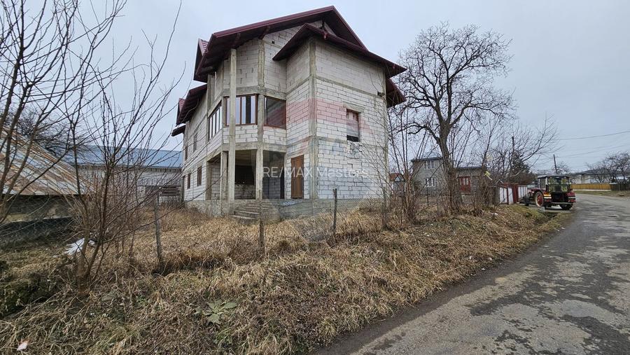 Casă / Vilă cu 12 camere, teren intravilan de 2869mp în Siminicea, SV - 36