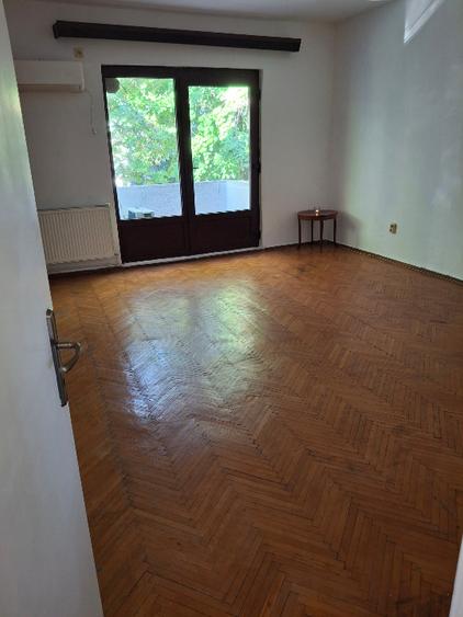 Apartament 4 camere, 2 dorm, sufragerie, birou, scara interioara, et.1 in vila
