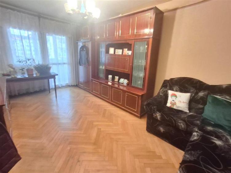 Apartament 3 camere decomandat 2 balcoane pivnita zona Valea Aurie