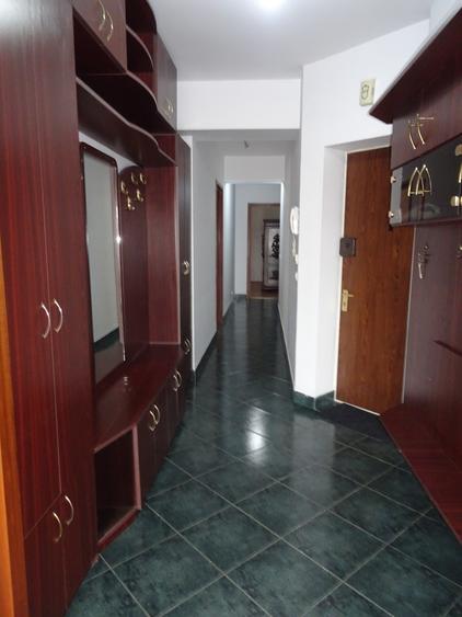 Bloc tip boutique, constr. 2000, parcare subterana si 2 intrari