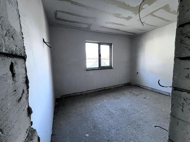 Vanzare casa P+M in Sendreni( in spatele Primariei), pret 92.500 euro