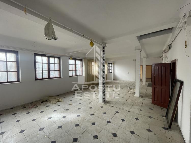 Spatiu comercial 1050 mp si 812 mp teren, in zona Sagului.