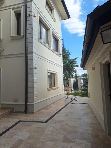 Resedinta deosebita,renovata 2023,P+2,garaj 2 loc, sauna, piscina, teren 1130 mp