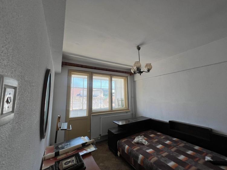 Apartament decomandat, 3 camere, 2 balcoane, gaz, an 1972, 120.000 euro