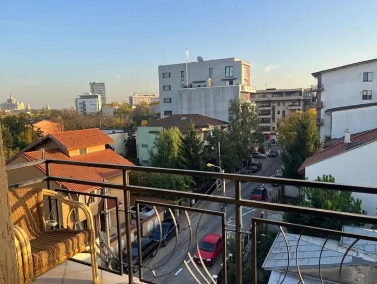Închiriere Apartament 3 camere în Jiului cu Centrala Proprie Parcare comuna