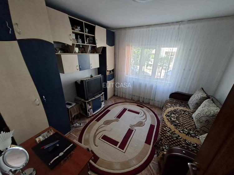 Apartament cu 2 camere decomandat, zona Nicolina - 3
