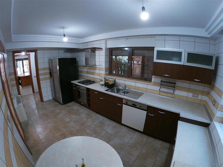 Vila 2.700mp, Paradisul Verde, cu piscina si padure proprie