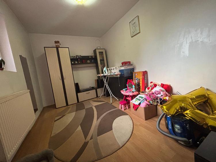 Vila de vanzare cu 2 apartamente individuale in Cartierul 23-metrou Republica