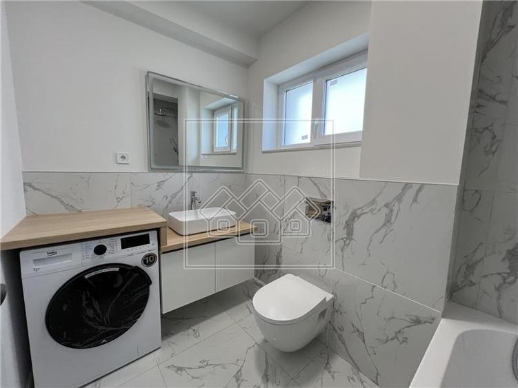 Penthouse 2 camere, bucatarie separata, geam la baie - la cheie