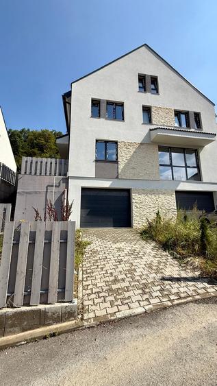 Duplex cu 5 camere, 2 garaje, semifinisat, zona Tauti