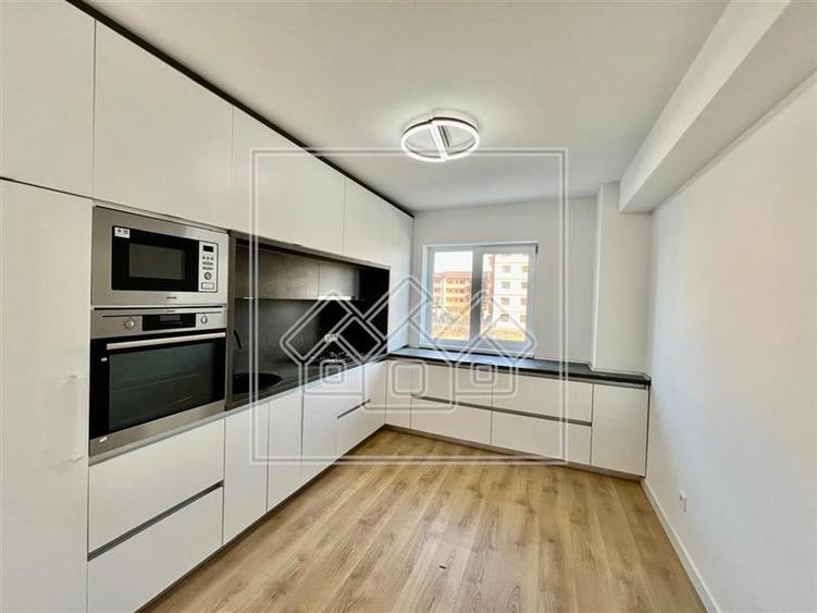 Ap. decomandat, 3 camere, logie 13,4 mp, bloc nou, lift