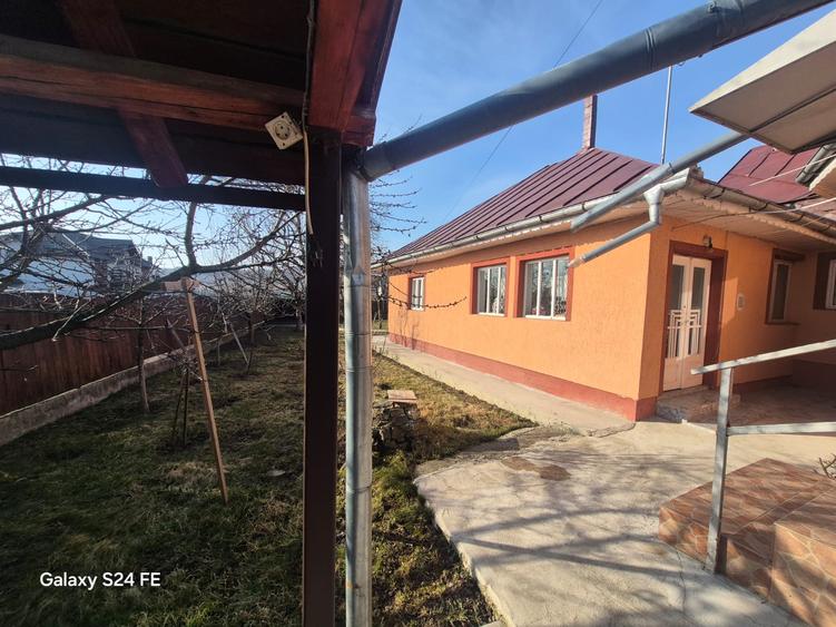 Casă cu anexă și teren generos de 1.600 mp