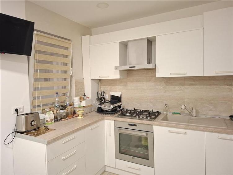 Apartament 2 camere, transformat in 3 camere, parter