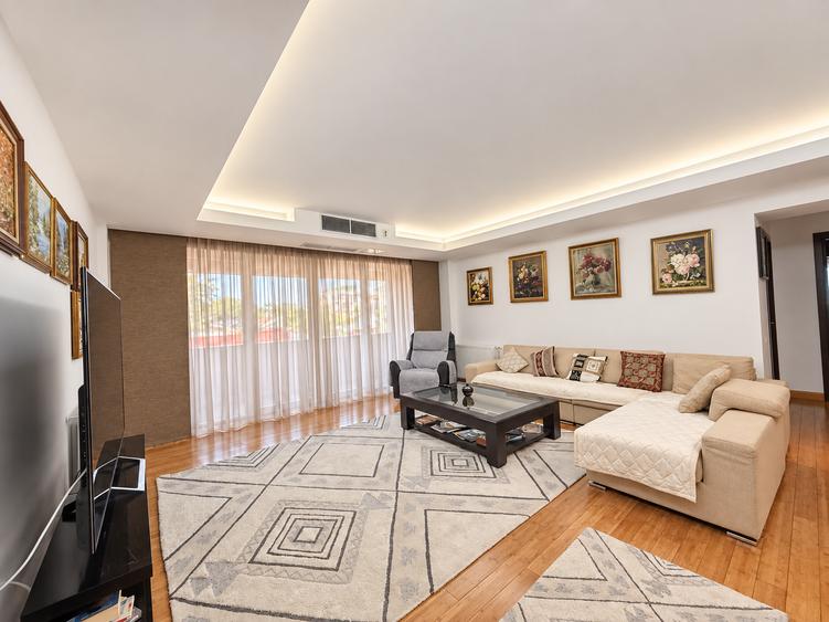 Apartament generos cu 3 camere, logie și parcare | Mihai Eminescu