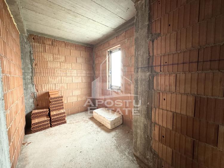Duplex cu 4 camere, bucatarie separata, toate utilitatile, la asfalt.