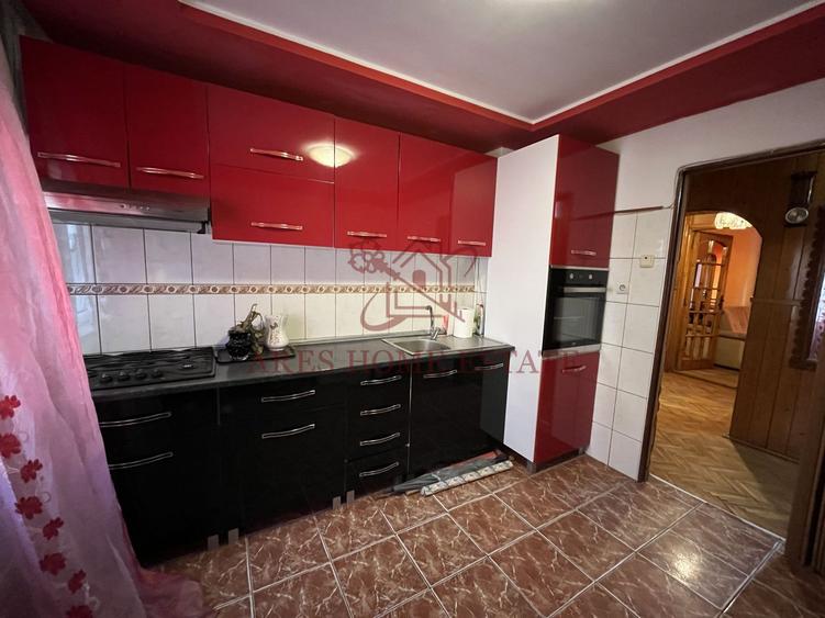 3 camere | 2 bai |  bucatarie inchisa | Etaj 2 | Centrala proprie