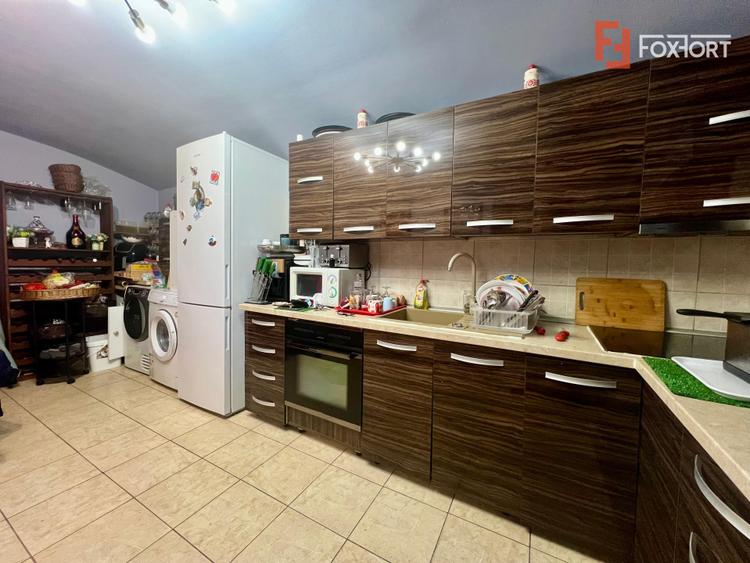 Apartament 3 camere la curte comuna de vanzare, zona Traian